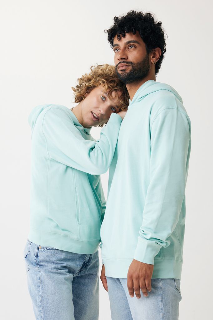 Couple portant sweats à capuche assortis vert menthe