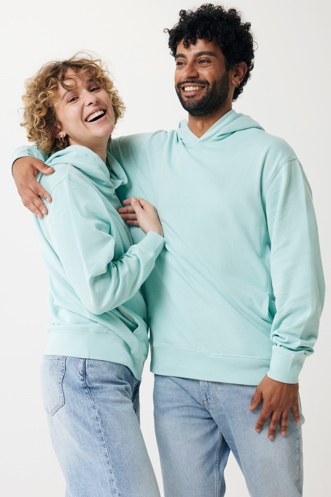 Couple souriant en sweats à capuche assortis