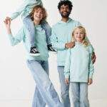 Famille portant sweats verts assortis en studio