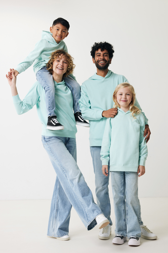 Famille portant sweats verts assortis en studio