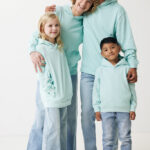 Famille souriante en sweats assortis vert menthe