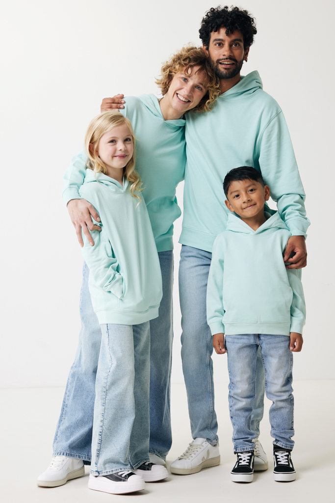 Famille souriante en sweats assortis vert menthe