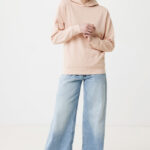 Femme souriante en hoodie beige et jean large