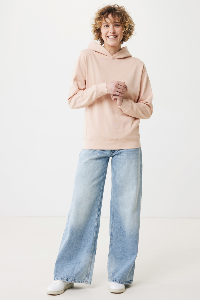 Femme souriante en hoodie beige et jean large