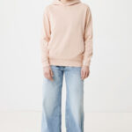 Personne souriante en hoodie beige et jean large