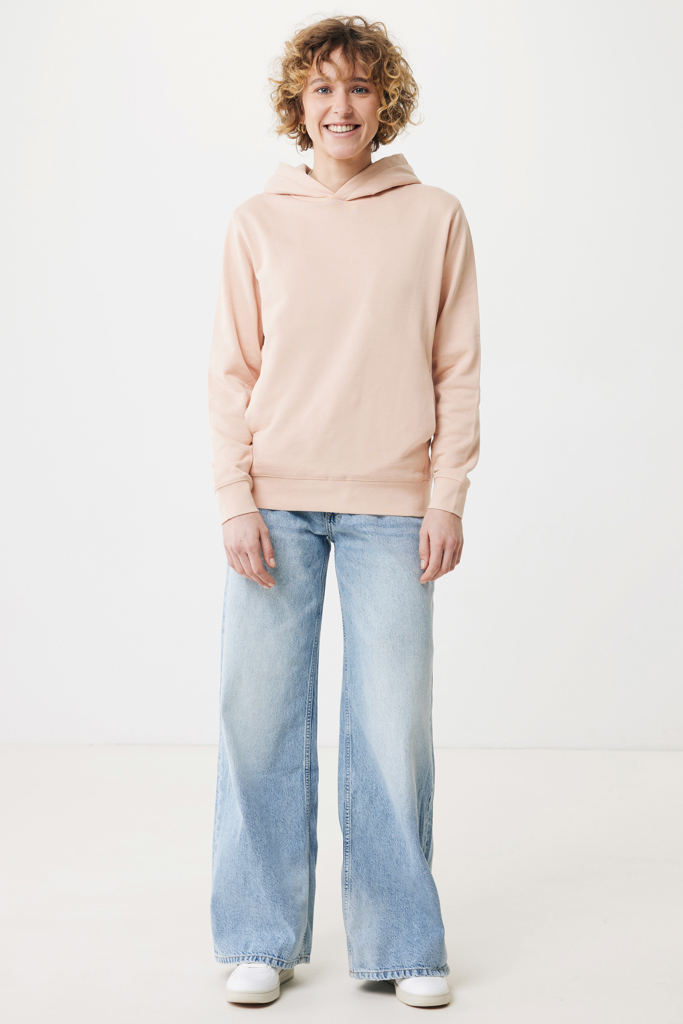 Personne souriante en hoodie beige et jean large