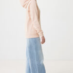 Femme souriante en hoodie rose et jean large