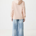 Dos d’une personne en hoodie beige et jean large