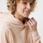 Femme souriante en sweat à capuche rose