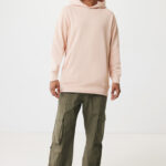 Homme portant hoodie beige et pantalon cargo vert