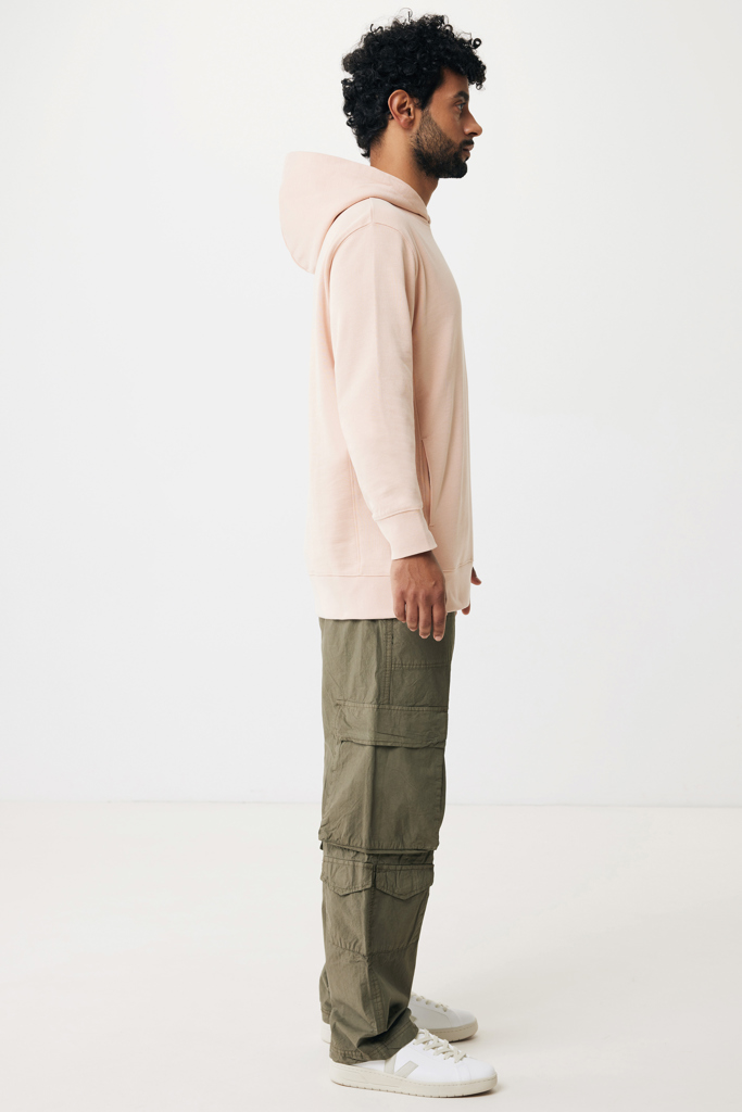 Homme en hoodie beige et pantalon cargo vert