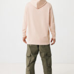 Homme de dos en hoodie beige et cargo vert
