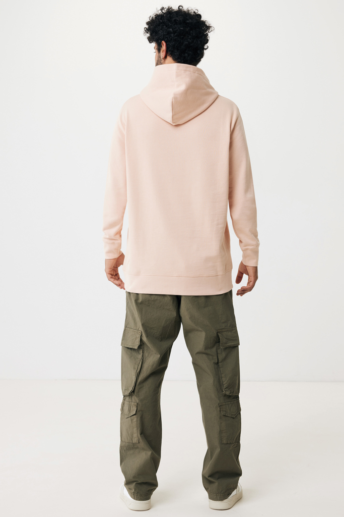 Homme de dos en hoodie beige et cargo vert