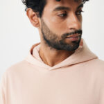 Homme barbu aux cheveux bouclés en hoodie rose