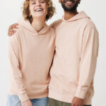 Couple souriant en sweats à capuche beiges