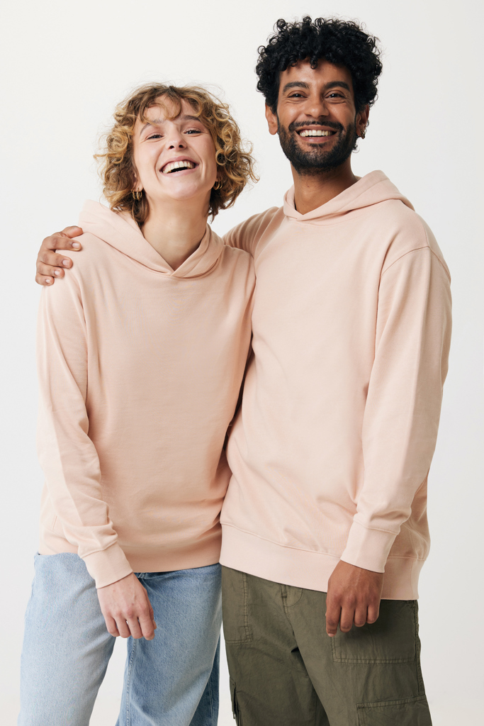 Couple souriant en sweats à capuche beiges