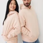 Homme et femme en hoodies beiges assortis