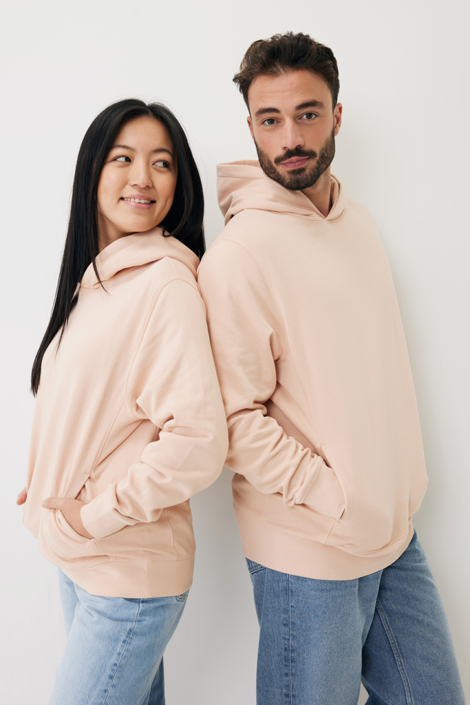 Homme et femme en hoodies beiges assortis