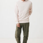 Homme portant hoodie beige et pantalon cargo vert