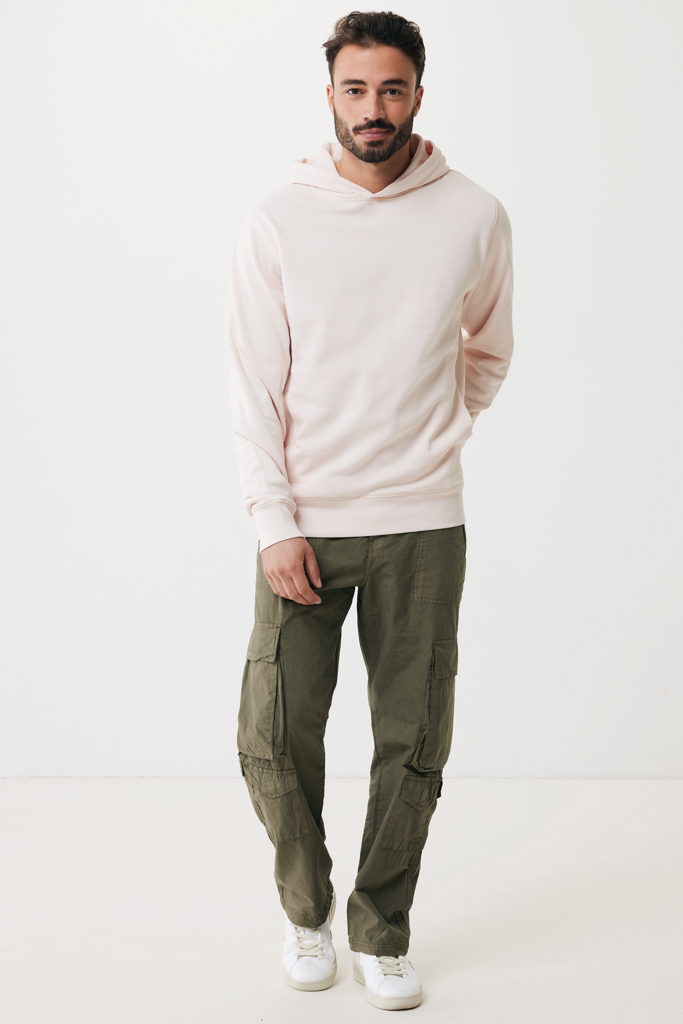 Homme portant hoodie beige et pantalon cargo vert