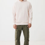 Homme portant sweat à capuche rose et cargo vert