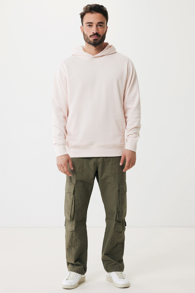 Homme portant sweat à capuche rose et cargo vert
