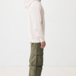 Homme de profil en hoodie beige et cargo