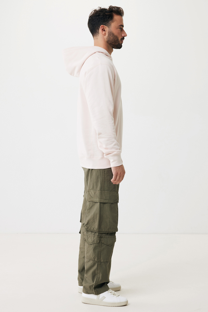 Homme de profil en hoodie beige et cargo