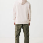 Homme de dos en sweat à capuche beige