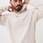 Homme portant un sweat à capuche beige