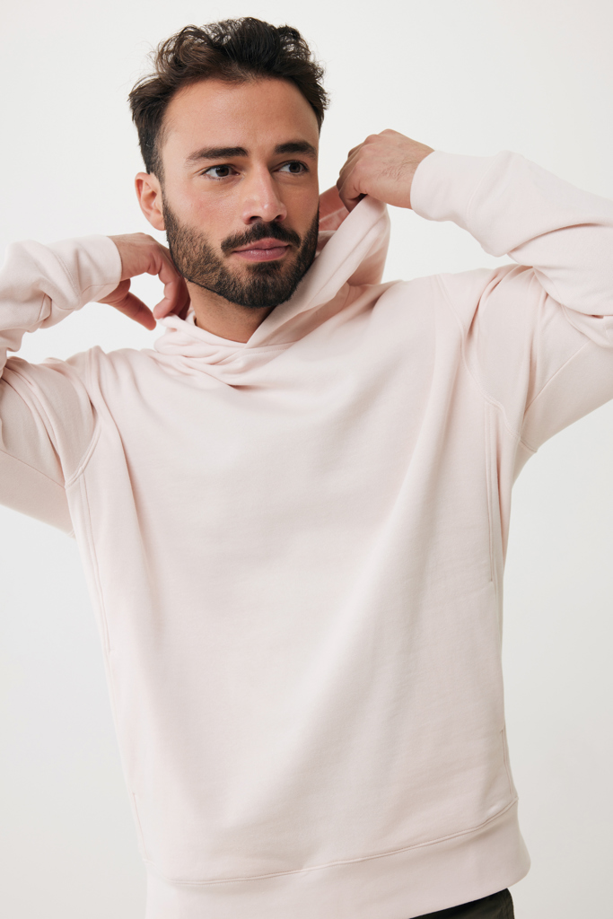 Homme portant un sweat à capuche beige