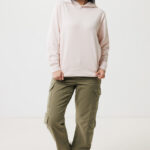 Femme portant hoodie rose et pantalon cargo vert