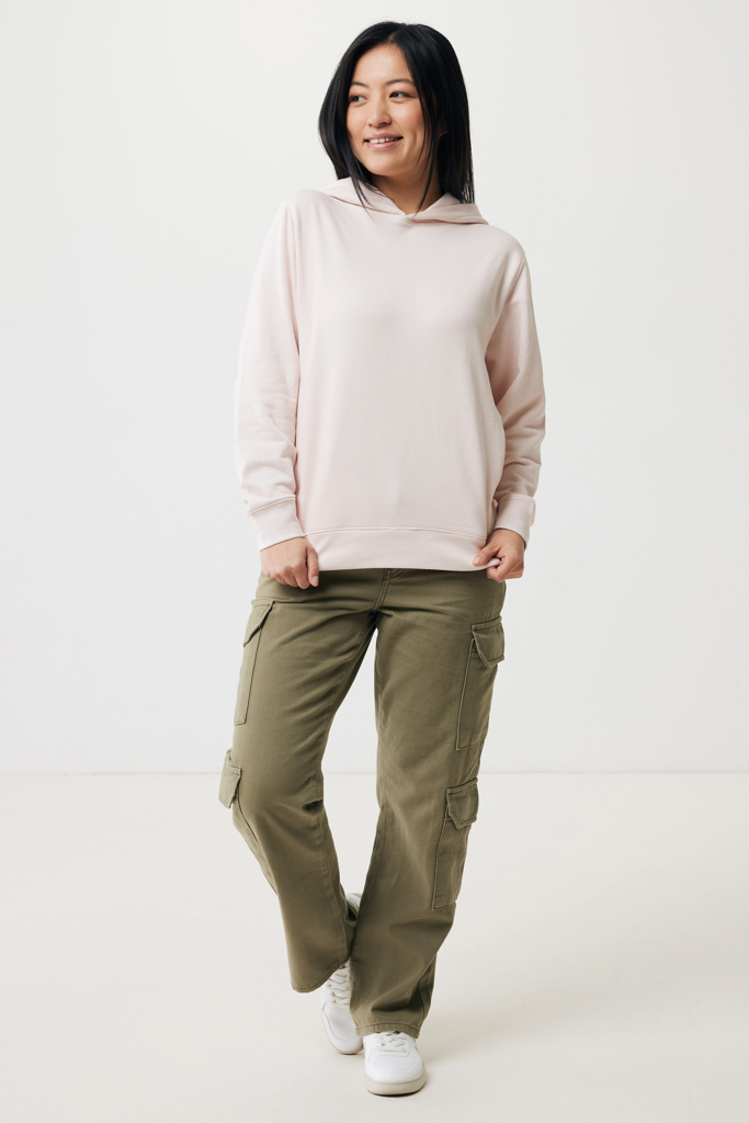 Femme portant hoodie rose et pantalon cargo vert