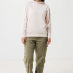 Femme en hoodie rose et pantalon cargo vert