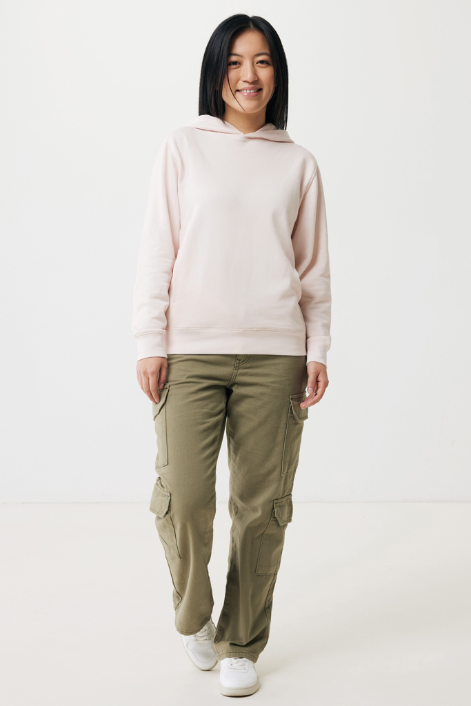 Femme en hoodie rose et pantalon cargo vert