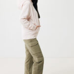 Femme en hoodie rose et pantalon cargo