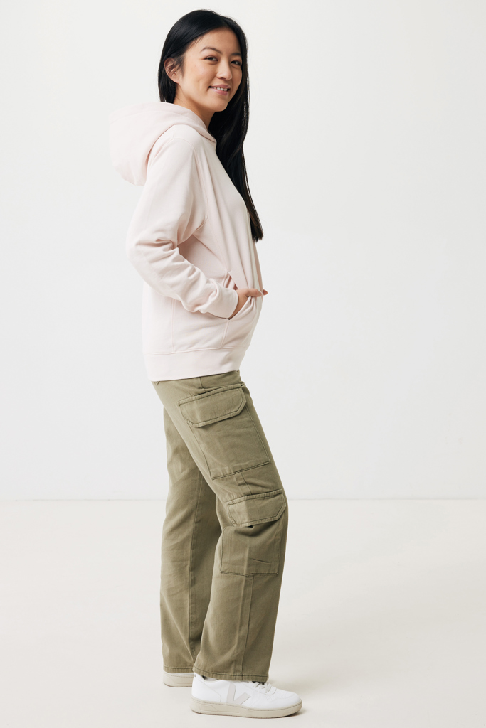 Femme en hoodie rose et pantalon cargo