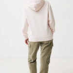 Femme en hoodie rose et pantalon cargo vert