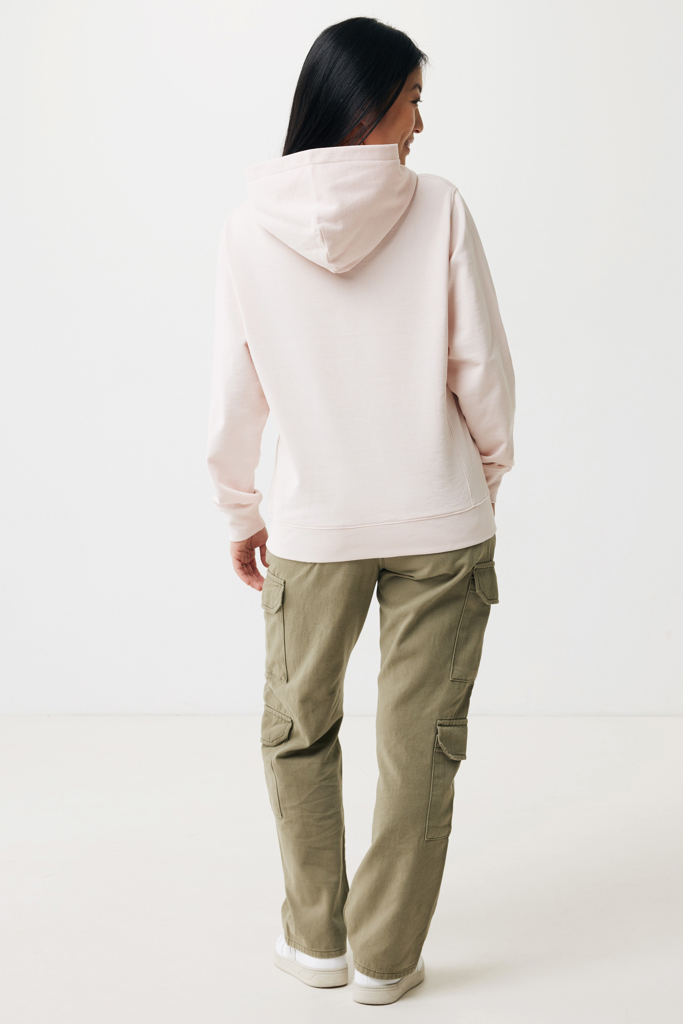 Femme en hoodie rose et pantalon cargo vert
