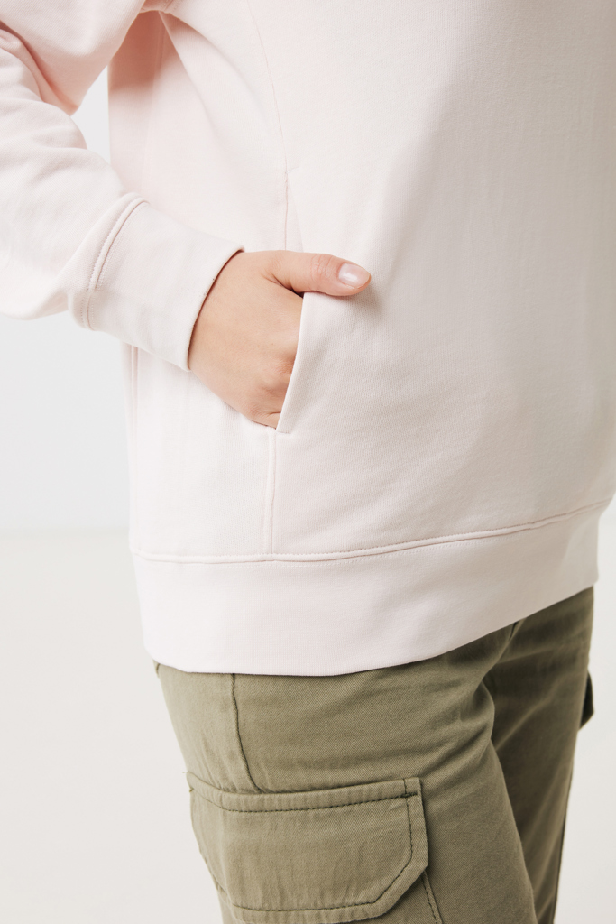 Main dans poche de sweat à capuche beige