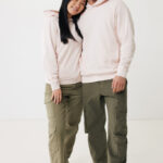 Couple en sweats assortis et pantalons cargo