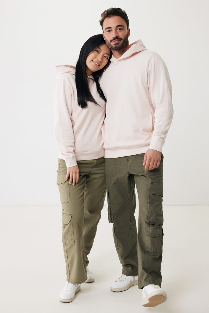 Couple en sweats assortis et pantalons cargo