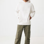 Homme portant hoodie beige et pantalon cargo vert