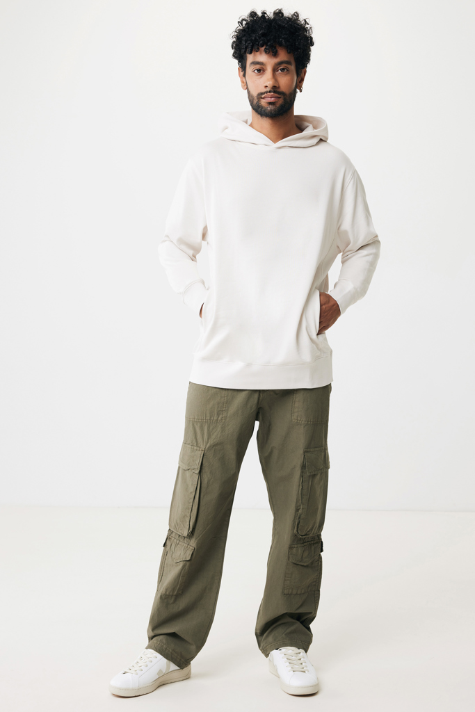 Homme portant hoodie beige et pantalon cargo vert