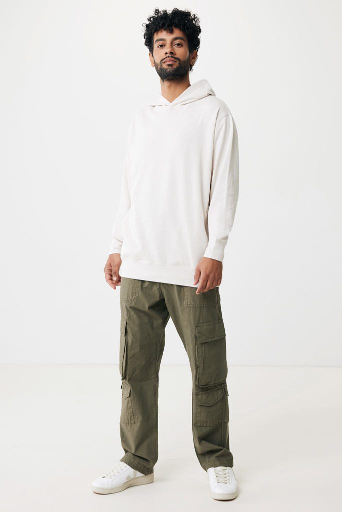 Homme en hoodie beige et pantalon cargo vert