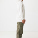 Homme en profil portant hoodie et pantalon cargo