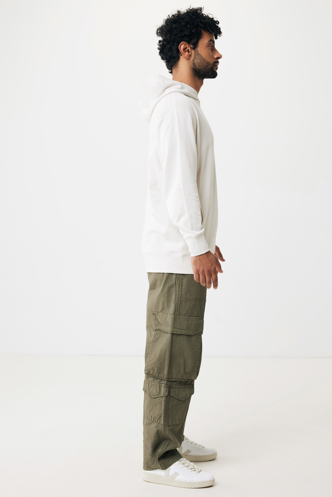 Homme en profil portant hoodie et pantalon cargo