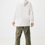 Homme de dos en hoodie blanc et cargo vert