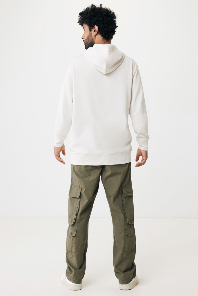 Homme de dos en hoodie blanc et cargo vert