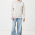 Femme souriante en hoodie beige et jean large